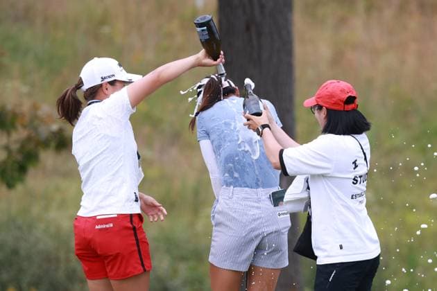 Sport Bilder des Tages CINCINNATI, OH - SEPTEMBER 22: LPGA, Golf Damen golfer Lydia Ko is sprayed with champagne after winning the Kroger Queen City Championship presented by P&G on September 22, 2024, at TPC River™s Bend in Cincinnati, Ohio. (Photo by Brian Spurlock Icon Sportswire) GOLF: SEP 22 LPGA Kroger Queen City Championship pres by P&G EDITORIAL USE ONLY Icon240922101