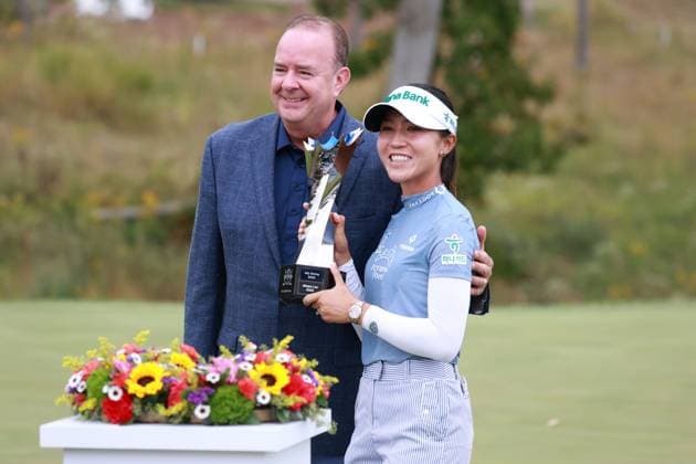 CINCINNATI, OH - SEPTEMBER 22: LPGA, Golf Damen golfer Lydia Ko is presented the trophy by a Kroger Executive after winning the Kroger Queen City Championship presented by P&G on September 22, 2024, at TPC River™s Bend in Cincinnati, Ohio. (Photo by Brian Spurlock Icon Sportswire) GOLF: SEP 22 LPGA Kroger Queen City Championship pres by P&G EDITORIAL USE ONLY Icon240922105