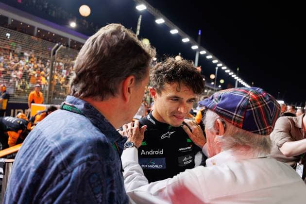 September 22, 2024, Singapore, Singapore: Lando Norris of Great Britain and McLaren Formula 1 Team (C) talks with F1 legend Sir Jackie Stewart (R) on the starting grid ahead of the F1 Grand Prix Singapore at the Marina Bay Street Circuit. Singapore Singapore - ZUMAs197 20240922_aaa_s197_136 Copyright: xGeorgexHitchensx