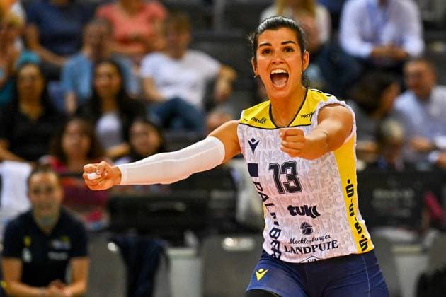 SuperCup Allianz MTV Stuttgart SSC Palmberg Schwerin 22 09 2024 SuperCup, Super Cup, Volleyball, Women, Season 2024 25, Allianz MTV Stuttgart in blue , against SSC Palmberg Schwerin in yellow , Patricia Llabres Herrera, Copyright: xBEAUTIFULxSPORTS TomxBlochx