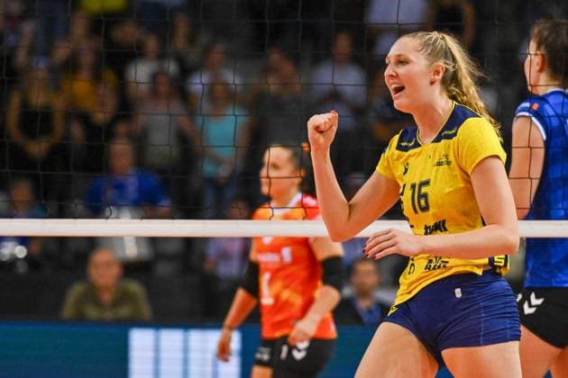SuperCup Allianz MTV Stuttgart SSC Palmberg Schwerin 22 09 2024 SuperCup, Super Cup, Volleyball, Women, Season 2024 25, Allianz MTV Stuttgart in blue , against SSC Palmberg Schwerin in yellow , Marie Hänle, Copyright: xBEAUTIFULxSPORTS TomxBlochx