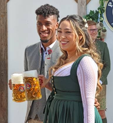 11 Kingsley Coman and wife Sabrina Duvad, beer, beer mug, beer stein, traditional costume, football FC Bayern Munich traditional visit to the Munich Oktoberfest, Wiesn, folk festival 22 09 2024 PHOTO Mladen Lackovic LakoPress
