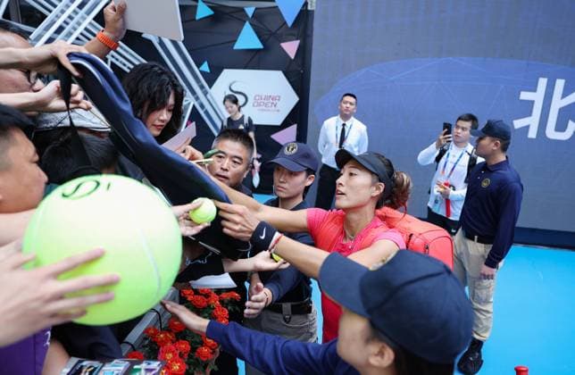 (240923) -- BEIJING, Sept. 23, 2024 -- Zheng Qinwen of China signs autographs for supporters after a training session at 2024 China Open tennis tournament in Beijing, capital of China, Sept. 23, 2024. ) (SP)CHINA-BEIJING-TENNIS-CHINA OPEN-TRAINING (CN) BaixXuefei 