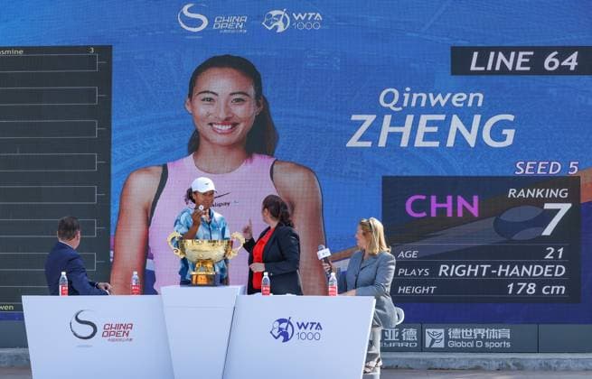 (240923) -- BEIJING, Sept. 23, 2024 -- Naomi Osaka (2nd L) of Japan presents the number of Zheng Qinwen of China during the women s singles draw at 2024 China Open tennis tournament in Beijing, capital of China, Sept. 23, 2024. ) (SP)CHINA-BEIJING-TENNIS-CHINA OPEN-DRAW (CN) BaixXuefei 