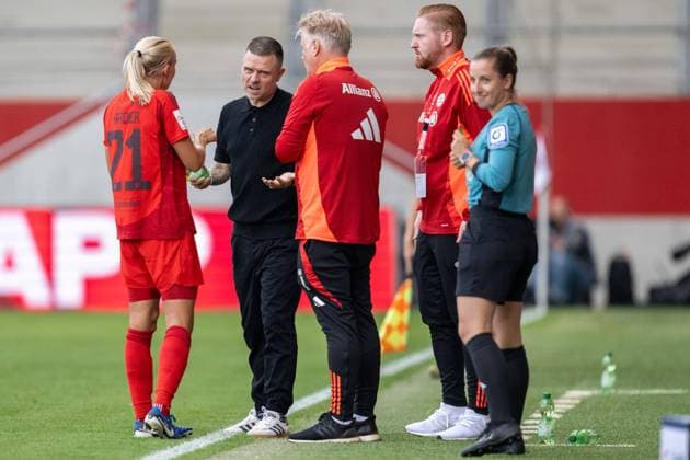 Head coach Alexander Straus FC Bayern Muenchen Frauen talks to Pernille Harder 21 FC Bayern Muenchen Frauen , FC Bayern Frauen Muenchen vs TSG 1899 Hoffenheim, Google Pixel Frauenbundesliga, 3 Spieltag, 23 09 24 DFB regulations prohibit any use of photographs as image sequences and or quasi video kolbert press Muenchen Bayern Germany Copyright: xkolbert-press UlrichxGamelx