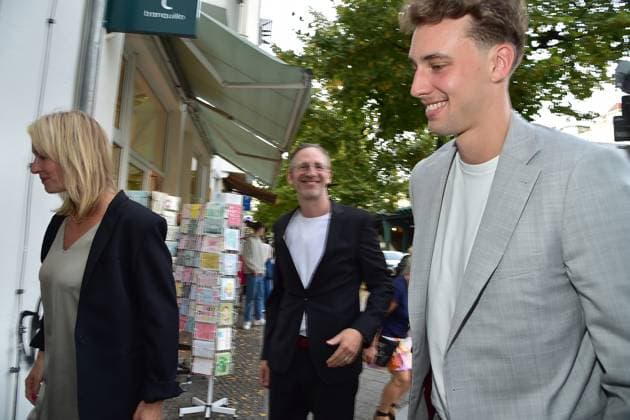 The parents Axel Schulz, Beate Wagner from Basketballer Brueder, Moritz Wagner and Franz WagnerArrival, preview of part 1 of the four-part documentary series THE WAGNER BROTHERS Two brothers, one dream are in Berlin, on 22 09 2024 The Wagner Brother in Berlin PREVIEW Photopress Mueller