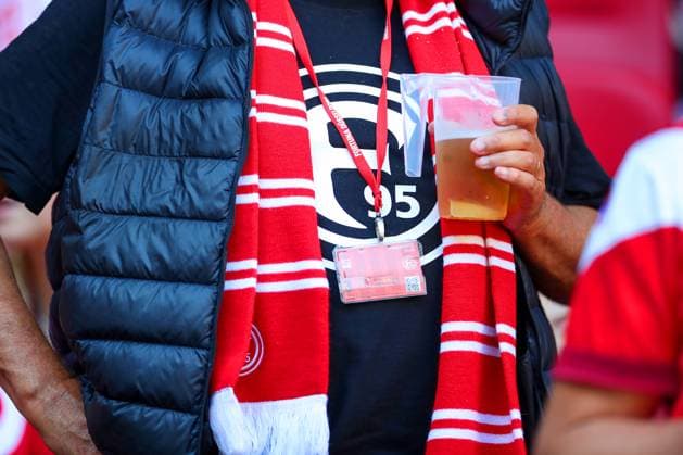 21 09 2024, 2 Fußball Bundesliga, Fortuna Düsseldorf 1 FC Köln, Merkur Spiel Arena, Saison 2024 2025 Fortuna Fan mit Bier Fanschal und Dauerkarte auf der Tribüne DFB regulations prohibit any use of photographs as image sequences and or quasi video Nordrhein Westfalen Germany