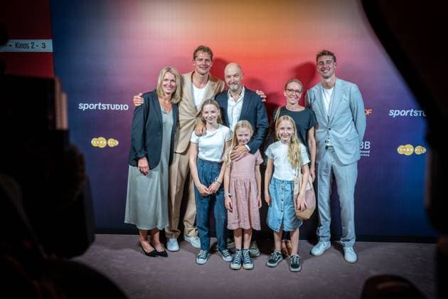 Basketball Berlin 24 09 2024 Premiere of the 4-part documentary series by Thomas Pletzinger and Timon Modersohn The Wagner Brothers at the Colosseum Filmtheater in Prenzlauer Berg Franz Wagner and Moritz Wagner Beate Wagner Thomas Pletzinger Family