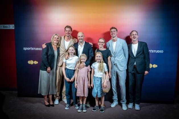 Basketball Berlin 24 09 2024 Premiere of the 4-part documentary series by Thomas Pletzinger and Timon Modersohn The Wagner Brothers at the Colosseum Filmtheater in Prenzlauer Berg Franz Wagner and Moritz Wagner Beate Wagner mother and Axel Schulz father Thomas Pletzinger family