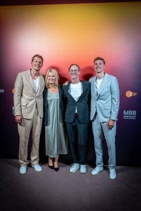 Basketball Berlin 24 09 2024 Premiere of the 4-part documentary series by Thomas Pletzinger and Timon Modersohn The Wagner Brothers at the Colosseum Filmtheater in Prenzlauer Berg Franz Wagner and Moritz Wagner Beate Wagner mother and Axel Schulz father