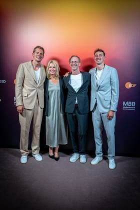 Basketball Berlin 24 09 2024 Premiere of the 4-part documentary series by Thomas Pletzinger and Timon Modersohn The Wagner Brothers at the Colosseum Filmtheater in Prenzlauer Berg Franz Wagner and Moritz Wagner Beate Wagner mother and Axel Schulz father