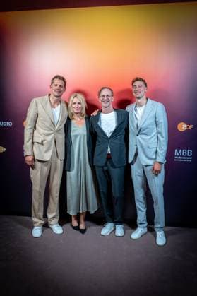 Basketball Berlin 24 09 2024 Premiere of the 4-part documentary series by Thomas Pletzinger and Timon Modersohn The Wagner Brothers at the Colosseum Filmtheater in Prenzlauer Berg Franz Wagner and Moritz Wagner Beate Wagner mother and Axel Schulz father