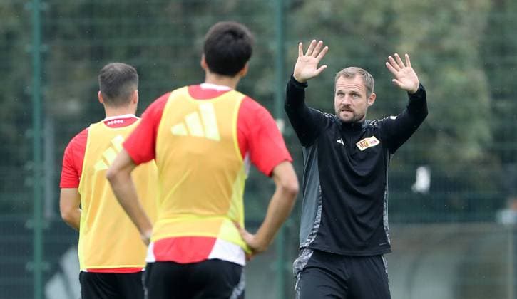 Coach Bo Svensson pointing, gesturing, Ivan Prtajin, Robert Skov action upper body sports football soccer training 1 Bundesliga men DFL season 2024 2025 24 09 2024 1 FC Union Berlin FCU DFL regulations prohibit any use of photographs as image sequences and or quasi video