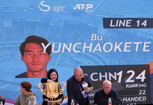 (240924) -- BEIJING, Sept. 24, 2024 -- Chinese player Bu Yunchaokete s name is shown on the screen during the men s singles draw at 2024 China Open tennis tournament in Beijing, capital of China, Sept. 24, 2024. ) (SP)CHINA-BEIJING-TENNIS-CHINA OPEN-DRAW (CN) ZhangxChen 