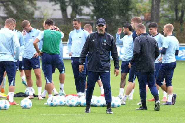 DEU, DFL, 2 FBL Hertha BSC, Training, 24 09 2024, Sportforum, Berlin, DEU, DFL, 2 FBL Hertha BSC, Training, im Bild Cheftrainer Cristian Fiel Hertha BSC Berlin , Hertha Spielerkreis, reden, diskutieren DFL regulations prohibit any use of Photographs as image sequences and or quasi video Foto Juergen Engler nordphoto GmbH nordphotoxGmbHx xEngler nph00076