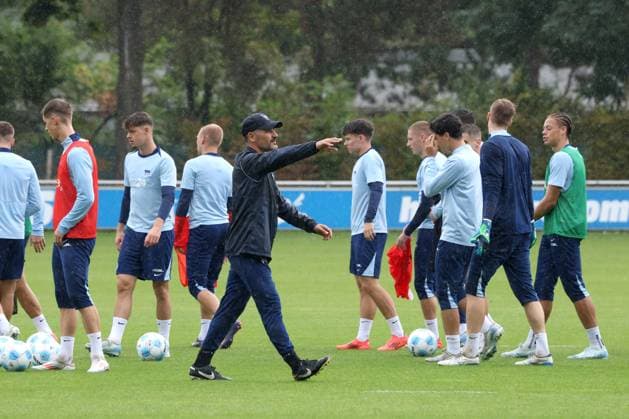 DEU, DFL, 2 FBL Hertha BSC, Training, 24 09 2024, Sportforum, Berlin, DEU, DFL, 2 FBL Hertha BSC, Training, im Bild Cheftrainer Cristian Fiel Hertha BSC Berlin , Hertha Spielerkreis, reden, diskutieren DFL regulations prohibit any use of Photographs as image sequences and or quasi video Foto Juergen Engler nordphoto GmbH nordphotoxGmbHx xEngler nph00076