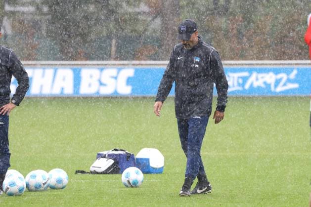 DEU, DFL, 2 FBL Hertha BSC, Training, 24 09 2024, Sportforum, Berlin, DEU, DFL, 2 FBL Hertha BSC, Training, im Bild Cheftrainer Cristian Fiel Hertha BSC Berlin DFL regulations prohibit any use of Photographs as image sequences and or quasi video Foto Juergen Engler nordphoto GmbH nordphotoxGmbHx xEngler nph00076