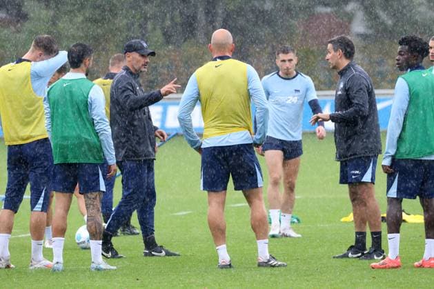 DEU, DFL, 2 FBL Hertha BSC, Training, 24 09 2024, Sportforum, Berlin, DEU, DFL, 2 FBL Hertha BSC, Training, in the picture Head Coach Cristian Fiel Hertha BSC Berlin , Co Coach Jaime Monroy Hertha BSC Berlin , Hertha Spielerkreis DFL regulations prohibit any use of Photographs as image sequences and or quasi video Foto Juergen Engler nordphoto GmbH nordphotoxGmbHx xEngler nph00076