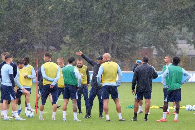 DEU, DFL, 2 FBL Hertha BSC, Training, 24 09 2024, Sportforum, Berlin, DEU, DFL, 2 FBL Hertha BSC, Training, im Bild Cheftrainer Cristian Fiel Hertha BSC Berlin , Hertha Spielerkreis DFL regulations prohibit any use of Photographs as image sequences and or quasi video Foto Juergen Engler nordphoto GmbH nordphotoxGmbHx xEngler nph00076