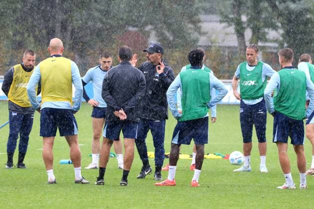 DEU, DFL, 2 FBL Hertha BSC, Training, 24 09 2024, Sportforum, Berlin, DEU, DFL, 2 FBL Hertha BSC, Training, im Bild Cheftrainer Cristian Fiel Hertha BSC Berlin , Hertha Spielerkreis DFL regulations prohibit any use of Photographs as image sequences and or quasi video Foto Juergen Engler nordphoto GmbH nordphotoxGmbHx xEngler nph00076