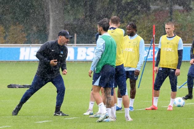 DEU, DFL, 2 FBL Hertha BSC, Training, 24 09 2024, Sportforum, Berlin, DEU, DFL, 2 FBL Hertha BSC, Training, im Bild Cheftrainer Cristian Fiel Hertha BSC Berlin , Hertha Spielerkreis DFL regulations prohibit any use of Photographs as image sequences and or quasi video Foto Juergen Engler nordphoto GmbH nordphotoxGmbHx xEngler nph00076