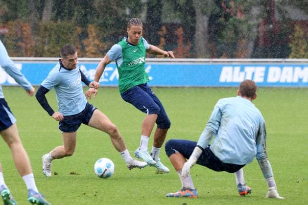 DEU, DFL, 2 FBL Hertha BSC, Training, 24 09 2024, Sportforum, Berlin, DEU, DFL, 2 FBL Hertha BSC, Training, im Bild Derry Scherhant Hertha BSC Berlin 39 , Jonjoe Kenny Hertha BSC Berlin 16 DFL regulations prohibit any use of Photographs as image sequences and or quasi video Foto Juergen Engler nordphoto GmbH nordphotoxGmbHx xEngler nph00076