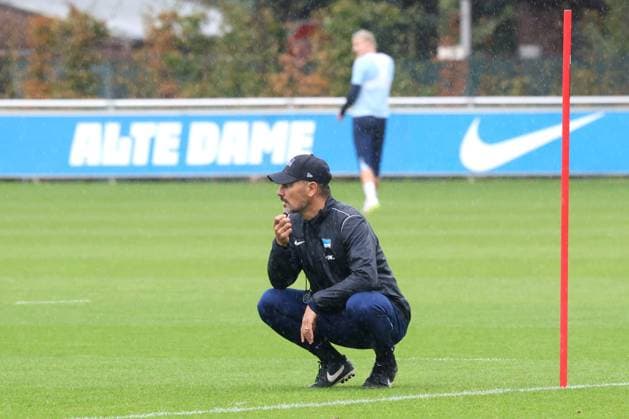DEU, DFL, 2 FBL Hertha BSC, Training, 24 09 2024, Sportforum, Berlin, DEU, DFL, 2 FBL Hertha BSC, Training, in the picture head coach Cristian Fiel Hertha BSC Berlin , Marten Winkler Hertha BSC Berlin 22 , violates DFL regulations prohibit any use of Photographs as image sequences and or quasi video Foto Juergen Engler nordphoto GmbH nordphotoxGmbHx xEngler nph00076