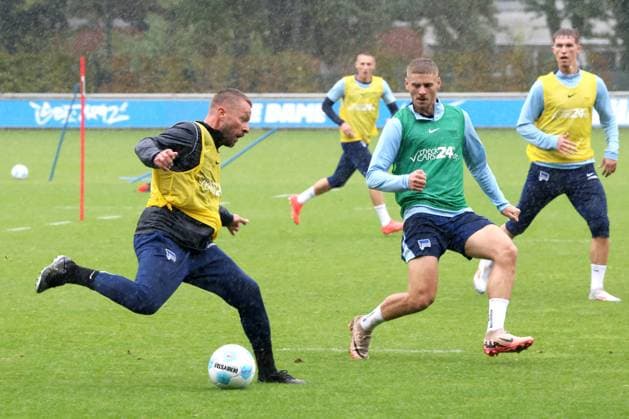 DEU, DFL, 2 FBL Hertha BSC, Training, 24 09 2024, Sportforum, Berlin, DEU, DFL, 2 FBL Hertha BSC, Training, im Bild Co Trainer Patrick Ebert Hertha BSC Berlin , Marton Dardai Hertha BSC Berlin 31 DFL regulations prohibit any use of Photographs as image sequences and or quasi video Foto Juergen Engler nordphoto GmbH nordphotoxGmbHx xEngler nph00076