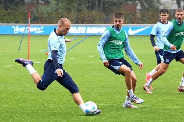 DEU, DFL, 2 FBL Hertha BSC, Training, 24 09 2024, Sportforum, Berlin, DEU, DFL, 2 FBL Hertha BSC, Training, in the picture Jon Dabur Thorsteinsson Hertha BSC Berlin 24 , Gustav Christensen Hertha BSC Berlin 26 DFL regulations prohibit any use of Photographs as image sequences and or quasi video Foto Juergen Engler nordphoto GmbH nordphotoxGmbHx xEngler nph00076