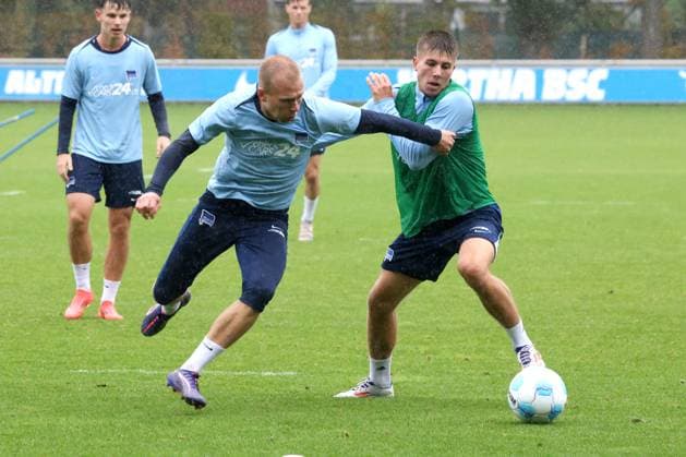 DEU, DFL, 2 FBL Hertha BSC, Training, 24 09 2024, Sportforum, Berlin, DEU, DFL, 2 FBL Hertha BSC, Training, in the picture Jon Dabur Thorsteinsson Hertha BSC Berlin 24 , Gustav Christensen Hertha BSC Berlin 26 DFL regulations prohibit any use of Photographs as image sequences and or quasi video Foto Juergen Engler nordphoto GmbH nordphotoxGmbHx xEngler nph00076