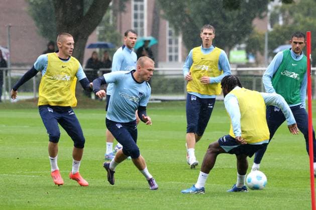 DEU, DFL, 2 FBL Hertha BSC, Training, 24 09 2024, Sportforum, Berlin, DEU, DFL, 2 FBL Hertha BSC, Training, in the picture Palko Dardai Hertha BSC Berlin 20 , Jon Dabur Thorsteinsson Hertha BSC Berlin 24 , Deyovaisio Zeefuik Hertha BSC Berlin 42 DFL regulations prohibit any use of Photographs as image sequences and or quasi video Foto Juergen Engler nordphoto GmbH nordphotoxGmbHx xEngler nph00076