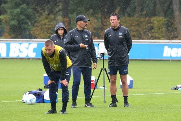 DEU, DFL, 2 FBL Hertha BSC, Training, 24 09 2024, Sportforum, Berlin, DEU, DFL, 2 FBL Hertha BSC, Training, in the picture Head Coach Cristian Fiel Hertha BSC Berlin , Conditioning Coach Hendrik Kuchno Hertha BSC Berlin , Co Coach Patrick Ebert Hertha BSC Berlin DFL regulations prohibit any use of Photographs as image sequences and or quasi video Foto Juergen Engler nordphoto GmbH nordphotoxGmbHx xEngler nph00076