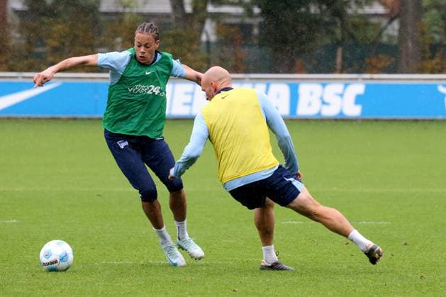 DEU, DFL, 2 FBL Hertha BSC, Training, 24 09 2024, Sportforum, Berlin, DEU, DFL, 2 FBL Hertha BSC, Training, im Bild Derry Scherhant Hertha BSC Berlin 39 , Toni Leistner Hertha BSC Berlin 37 DFL regulations prohibit any use of Photographs as image sequences and or quasi video Foto Juergen Engler nordphoto GmbH nordphotoxGmbHx xEngler nph00076