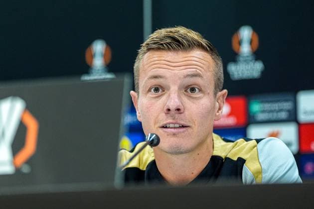 2024-09-24 AZ Alkmaar press conference, PK, Pressekonferenz ALKMAAR, NETHERLANDS - SEPTEMBER 24: Jordy Clasie of AZ Alkmaar looks up during the AZ Alkmaar Press Conference ahead of the UEFA Europa League match between AZ Alkmaar and Elfsborg at AFAS Stadion on September 24, 2024 in Alkmaar, Netherlands. Alkmaar AFAS Stadion Netherlands Content not available for redistribution in The Netherlands directly or indirectly through any third parties. Copyright: xEdxvanxdexPolx