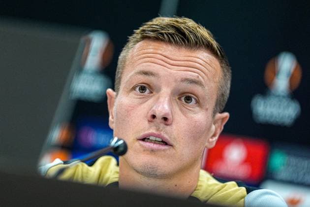 2024-09-24 AZ Alkmaar press conference, PK, Pressekonferenz ALKMAAR, NETHERLANDS - SEPTEMBER 24: Jordy Clasie of AZ Alkmaar looks up during the AZ Alkmaar Press Conference ahead of the UEFA Europa League match between AZ Alkmaar and Elfsborg at AFAS Stadion on September 24, 2024 in Alkmaar, Netherlands. Alkmaar AFAS Stadion Netherlands Content not available for redistribution in The Netherlands directly or indirectly through any third parties. Copyright: xEdxvanxdexPolx