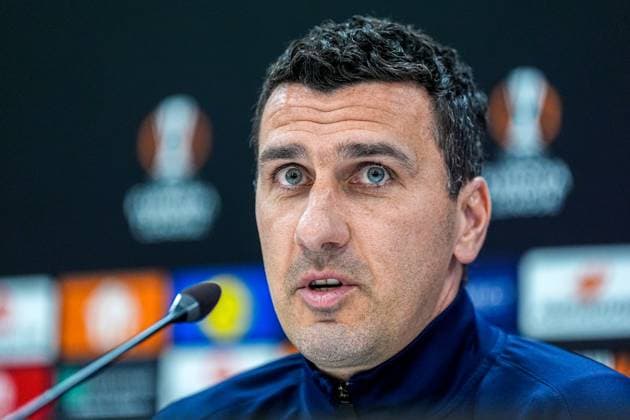 2024-09-24 AZ Alkmaar press conference, PK, Pressekonferenz ALKMAAR, NETHERLANDS - SEPTEMBER 24: head coach Maarten Martens of AZ Alkmaar looks up during the AZ Alkmaar Press Conference ahead of the UEFA Europa League match between AZ Alkmaar and Elfsborg at AFAS Stadion on September 24, 2024 in Alkmaar, Netherlands. Alkmaar AFAS Stadion Netherlands Content not available for redistribution in The Netherlands directly or indirectly through any third parties. Copyright: xEdxvanxdexPolx