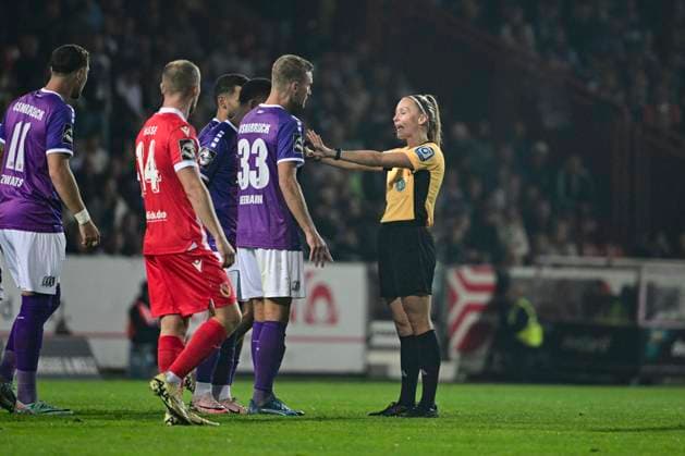 Sport Themen der Woche KW39 Sport Bilder des Tages Timo Beermann 33 (Osnabrueck) diskutiert mit Schiedsrichterin Fabienne Michel, VfL Osnabrueck vs. FC Energie Cottbus, Fussball, 3. Liga, 7. Spieltag, 24.09.2024 DFB regulations prohibit any use of photographs as image sequences and or quasi-video Osnabrueck Niedersachsen Deutschland *** Timo Beermann 33 Osnabrueck discusses with referee Fabienne Michel, VfL Osnabrueck vs FC Energie Cottbus, Soccer, 3 Liga, 7 Matchday, 24 09 2024 DFB regulations prohibit any use of photographs as image sequences and or quasi video Osnabrueck Niedersachsen Germany Copyright: xkolbert-press MarcxNiemeyerx