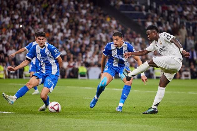 Sport Themen der Woche KW39 Sport Bilder des Tages Vinicius Jr (Real Madrid CF) controls the ball during the LaLiga match between Real Madrid and CD AlavÃ s at Santiago BernabÃ u on September 24, 2024 in Madrid, Spain. (Photo by Manu Reino DeFodi Images) Defodi-071_RMCALA20240924_103 *** Vinicius Jr Real Madrid CF controls the ball during the LaLiga match between Real Madrid and CD AlavÃ s at Santiago BernabÃ u on September 24, 2024 in Madrid, Spain Photo by Manu Reino DeFodi Images Defodi 071 RMCALA20240924 103 Defodi-071
