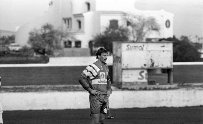Archivbilder der Woche SPORT KW39 05.02.93 VfB Stuttgart - AC Sparta Prag Portugal, Portimao, 05.02.1993, Fussball, Bundesliga, Testspiel, VfB Stuttgart - AC Sparta Prag: Guido Buchwald (VfB Stuttgart). *** 05 02 93 VfB Stuttgart AC Sparta Prague Portugal, Portimao, 05 02 1993, Football, Bundesliga, Test match, VfB Stuttgart AC Sparta Prague Guido Buchwald VfB Stuttgart
