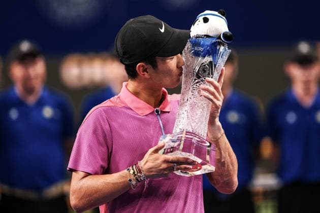 CHENGDU, CHINA - SEPTEMBER 24: Champion Jerry Shang Juncheng of China kisses trophy after winning the Men s Singles Final match against Lorenzo Musetti of Italy on day 7 of 2024 Chengdu Open at Sichuan International Tennis Center on September 24, 2024 in Chengdu, Sichuan Province of China.  Copyright: xVCGx 111519903674