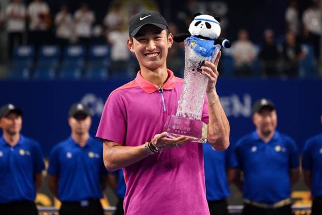 CHENGDU, CHINA - SEPTEMBER 24: Champion Jerry Shang Juncheng of China celebrates with trophy after winning the Men s Singles Final match against Lorenzo Musetti of Italy on day 7 of 2024 Chengdu Open at Sichuan International Tennis Center on September 24, 2024 in Chengdu, Sichuan Province of China.  Copyright: xWuxZhizhaox 111519889382