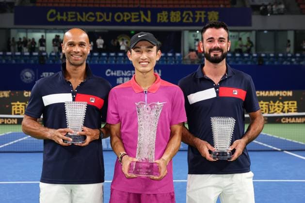 CHENGDU, CHINA - SEPTEMBER 24: Men s Singles champion China s Jerry Shang Juncheng (C) and Men s Doubles champions France s Sadio Doumbia (L) and France s Fabien Reboul pose for a photo on day 7 of 2024 Chengdu Open at Sichuan International Tennis Center on September 24, 2024 in Chengdu, Sichuan Province of China.  Copyright: xWuxZhizhaox 111519909472