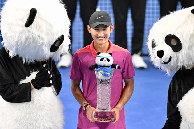 CHENGDU, CHINA - SEPTEMBER 24: Champion Jerry Shang Juncheng of China celebrates after winning the Men s Singles Final match against Lorenzo Musetti of Italy on day 7 of 2024 Chengdu Open at Sichuan International Tennis Center on September 24, 2024 in Chengdu, Sichuan Province of China.  Copyright: xVCGx 111519894860