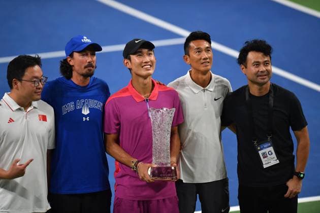 CHENGDU, CHINA - SEPTEMBER 24: Champion Jerry Shang Juncheng (C) of China celebrates with his father Shang Yi (R2) and his coach after winning the Men s Singles Final match against Lorenzo Musetti of Italy on day 7 of 2024 Chengdu Open at Sichuan International Tennis Center on September 24, 2024 in Chengdu, Sichuan Province of China.  Copyright: xChinaxNewsxServicex 111519903042