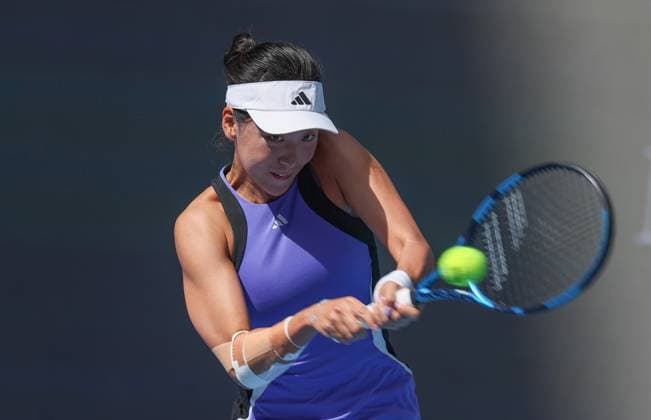 (240925) -- BEIJING, Sept. 25, 2024 -- Wang Xinyu of China hits a return during the women s singles first round mtach against Hontama Mai of Japan at the 2024 China Open tennis tournament in Beijing, capital of China, Sept. 25, 2024. ) (SP)CHINA-BEIJING-TENNIS-CHINA OPEN-WOMEN S SINGLES (CN) BaixXuefei 
