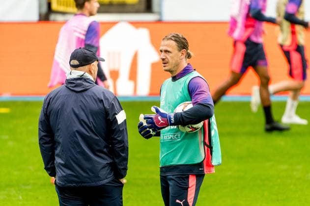 240925 Goalkeeper coach Jonnie Fedel and Goalkeeper Johan Dahlin of Malmö FF during a training session with Malmö FF on September 25, 2024 in Malmö Photo Christian Örnberg BILDBYRAN COP 166 CO0469 fotboll football soccer fotball uefa europa league träning practice training malmö ff bbeng  Copyright: CHRISTIANxÖRNBERG BB240925CO013