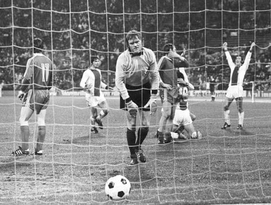 Archivbilder der Woche SPORT KW39 Pokal der Landesmeister: Bayern Muenchen - FC Magdeburg Tor 0:2 durch Sparwasser *** Cup of the national champions Bayern Muenchen FC Magdeburg Goal 0 2 by Sparwasser HM