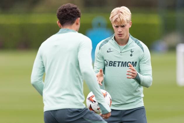 Tottenham Hotspur 25 09 2024. Training Session Tottenham Hotspur midfielder Lucas Bergvall (15) during the training session for Tottenham Hotspur, ahead of the Europa League match against Qarabag at Tottenham Hotspur Stadium, London, United Kingdom on 25 September 2024. London Tottenham Hotspur Stadium London United Kingdom Editorial use only , Copyright: xIanxStephenx PSI-20486-0022