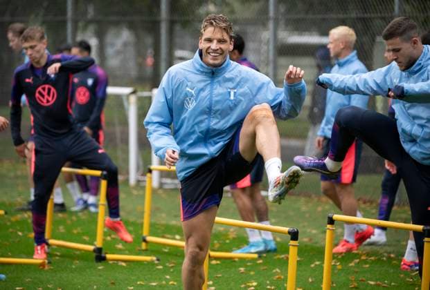 MALMÖ 2024 09 25 Jens Stryger Larsen in the rain on Hybria during Wednesdays training with MFF ahead of the Europa League match against Rangers CITY SWEDEN x50090x  Copyright: xJohanxNilsson TTx MFF TRÄNING OCH PK INFÖR EUROPA LEAGUE MÖTET MOT RANGERS