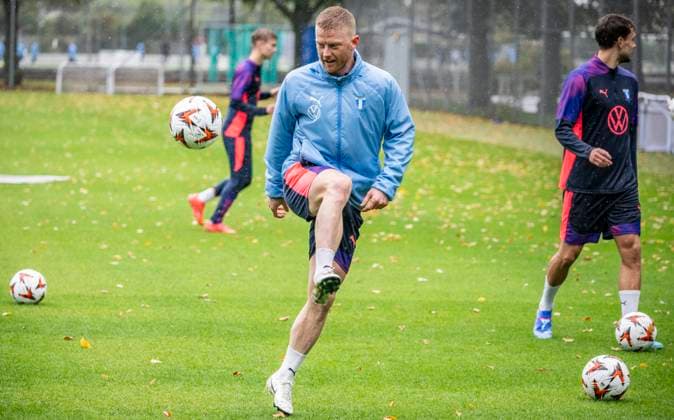 MALMÖ 2024 09 25 Anders Christiansen in the rain on Hybria at Wednesdays training with MFF before the Europa League match against Rangers CITY SWEDEN x50090x  Copyright: xJohanxNilsson TTx MFF TRÄNING OCH PK INFÖR EUROPA LEAGUE MÖTET MOT RANGERS